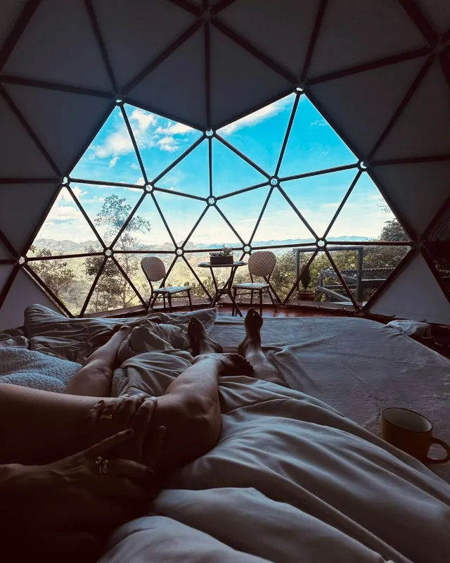 Vista desde la cama hacia la ventana geodésica del domo.