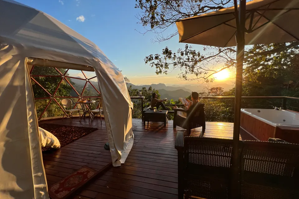 El domo y su terraza al atardecer, con el valle de fondo.